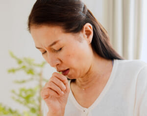 「加湿器肺炎」で肋骨骨折も…“抗生物質が効かない”咳などの症状を医師が解説
