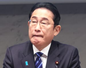 【2023年いちばんイラッとした岸田政権の政策ランキング】トップは「紙の健康保険証の廃止」