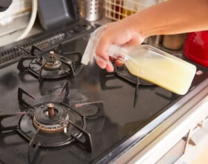 「みかんの皮を捨てないで有効活用」おばあちゃんの知恵！　油汚れやフローリングのツヤ出し、万能すぎる自然派のみかん水洗剤が使える