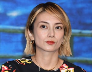 柴咲コウ　経営会社が“7期連続赤字”の危機…頼った「上場請負人」の正体