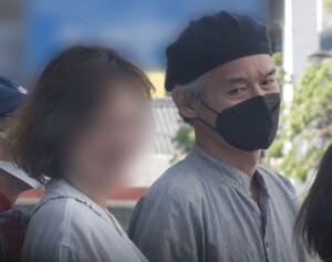 渡部篤郎「どこへ行くにもついていく」トーク番組発言が話題に　本誌が目撃していた“愛妻家”ぶり