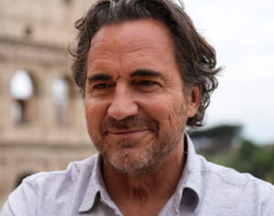 俳優を騙るロマンス詐欺で毒殺未遂「夫を追い出せと言われたから」