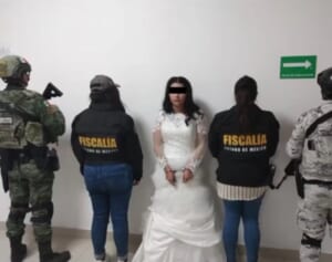 恐喝容疑でウェディングドレスのまま逮捕、マグショットを撮られた女が話題