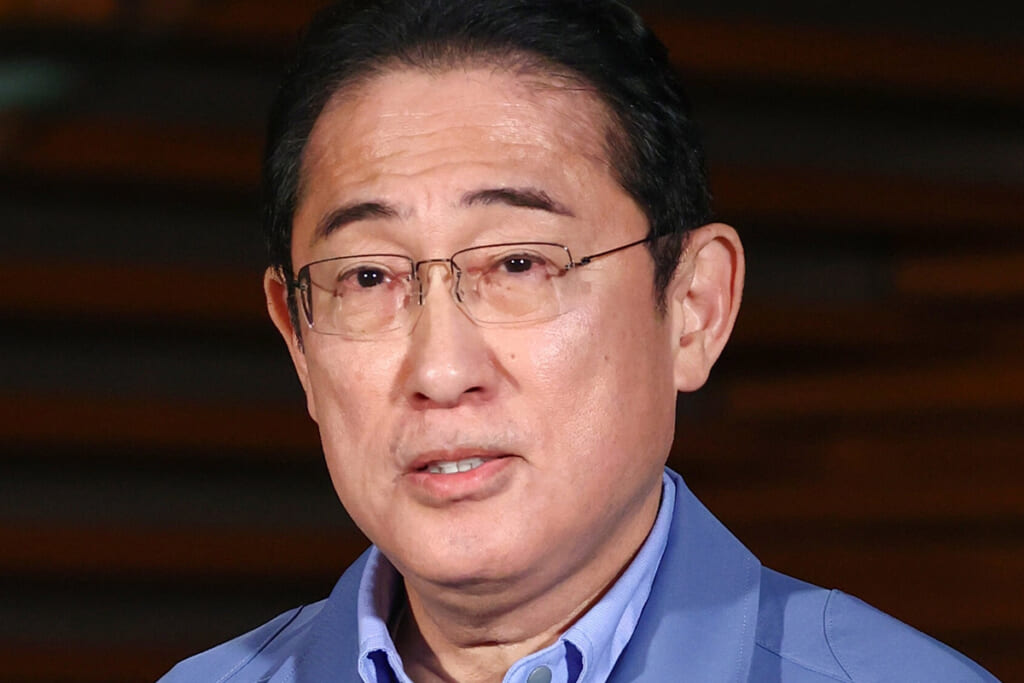 「メンタルお化けすぎる」岸田首相　派閥解散に“ブチギレ”麻生氏の隣でも「余裕のスマイル」に衝撃