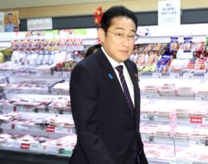 年金、年1万1484円実質負担増！金額は上がるも物価上昇には追いつけず