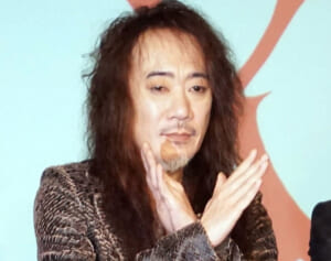 「大丈夫なのかな」X JAPAN・PATA　紅白舞台裏での車いす姿にファンから相次ぐ心配の声