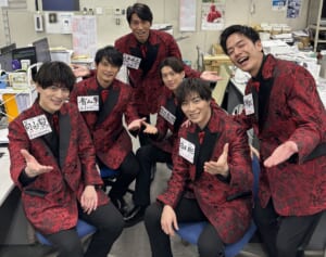 BTSと同じ席でパチリ！ 昭和の熱気ムンムンなムード歌謡グループSHOW-WAが『女性自身』にやってきた