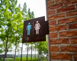 公衆トイレで13歳の少女を集団レイプした犯人にイタリア副首相が去勢を要求