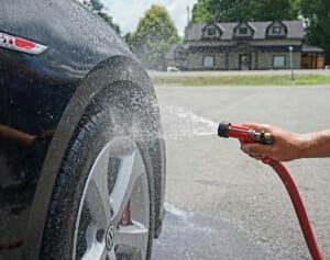 洗車中にレモネードを顔にぶちまけられた従業員、高圧ホースで客を撃退