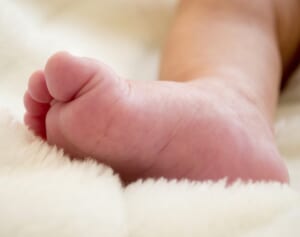 添い寝中に新生児を死なせた母親、救急隊員に「やだ、またやっちゃった」