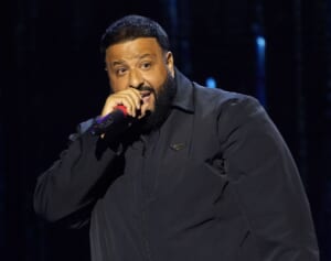 「スニーカーを汚したくないから」ボディガードに自分を運ばせたDJが炎上中