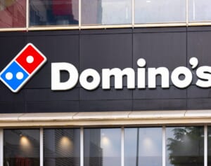 「厨房に監視カメラ置いて」次はドミノ・ピザ従業員の“鼻ほじり動画”が炎上…止まぬバイトテロに求められる就業環境の厳格化