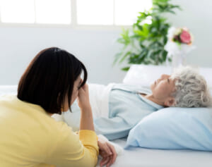 岸田首相進める介護報酬改定で「訪問ヘルパー、もう呼べない…」在宅介護で破産急増の悪夢！