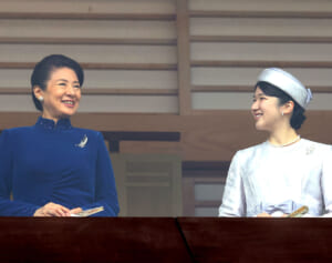 天皇陛下はご一家で談笑、秋篠宮家はほぼ無言でお手振り…64歳祝う一般参賀で見せた“違い”