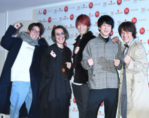 「パンチありすぎ」超人気アイドル　新アー写で1人だけ“衝撃ヘアスタイル”にSNS騒然「三つ編み？」