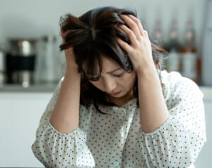 1時間以上手を洗う、ドアノブやつり革が触れない…女性の強迫性障害は、出産 子の独立が引き金に！