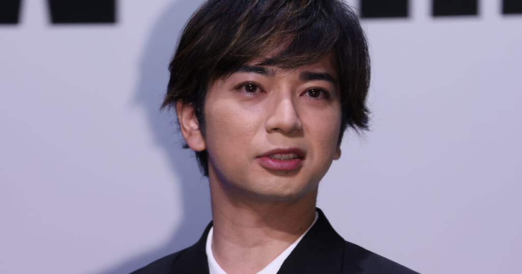 「かっこ良すぎる」松本潤　メガネにスーツ姿で…親友・中村七之助の披露宴で見せた“プライベートビジュ”にファン騒然