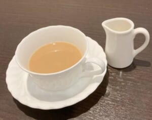 「コーヒーフレッシュを添えて出されるとがっかり」人気作家　ミルクティー注文時の“ガッカリ体験”に「100％同意」と共感続出