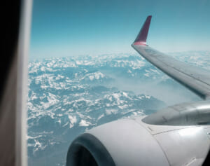 赤ちゃんと彼氏はエコノミー、自分だけビジネスクラスに乗った母親に賛否