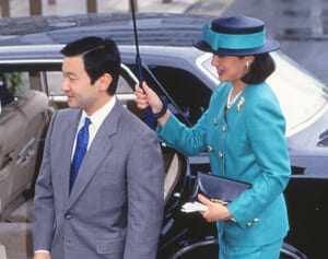 天皇陛下　写真で振り返る64年、上皇陛下との腕相撲ショットも