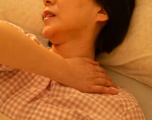 首の後ろの隙間を埋めるのが枕の役目……12cmじゃ高すぎる！「殿様枕」で脳卒中リスク