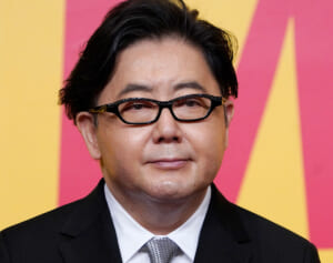 「イケオジすぎる」秋元康の近影にネット衝撃　色付きサングラス＆シルバーネックレで「とても上品で素敵」と賞賛集まる