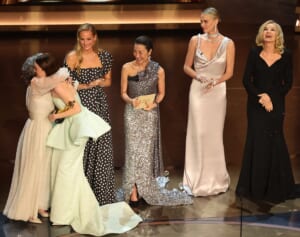 人種差別？エマ・ストーンのオスカー像授与の瞬間をミシェル・ヨーが振り返る