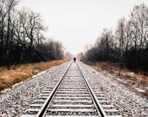 列車にはねられた人の足を持ち去り食べたか　27歳の男を逮捕