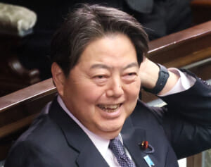 林官房長官　東日本大震災のチャリティ公演で「Let It Be」熱唱も「意味わかってる？」と物議