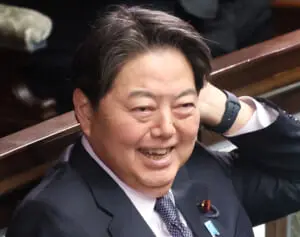 林官房長官　東日本大震災のチャリティ公演で「Let It Be」熱唱も「意味わかってる？」と物議
