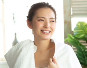 顔のたるみは背中のハリが原因！バスタオル1枚でブルドッグ顔解消