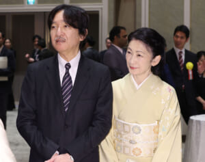 紀子さま　学術賞式典で“ママさん研究者”を激励…お着物に込められた“被災地への思い”