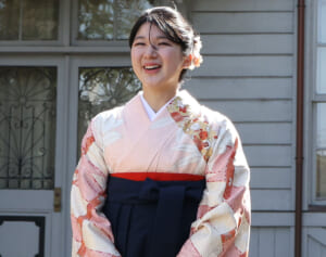 愛子さま　髪飾りはつまみ細工、学習院の院章とリンク…袴ファッションを徹底分析！雅子さまの卒業式姿も