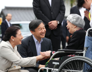 雅子さま　膝をついて手を握られて…被災地で続けられる“神対応”