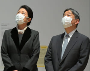 雅子さま　10年以上同じストールを着回しされて…春のスカーフ＆ストールコーデ