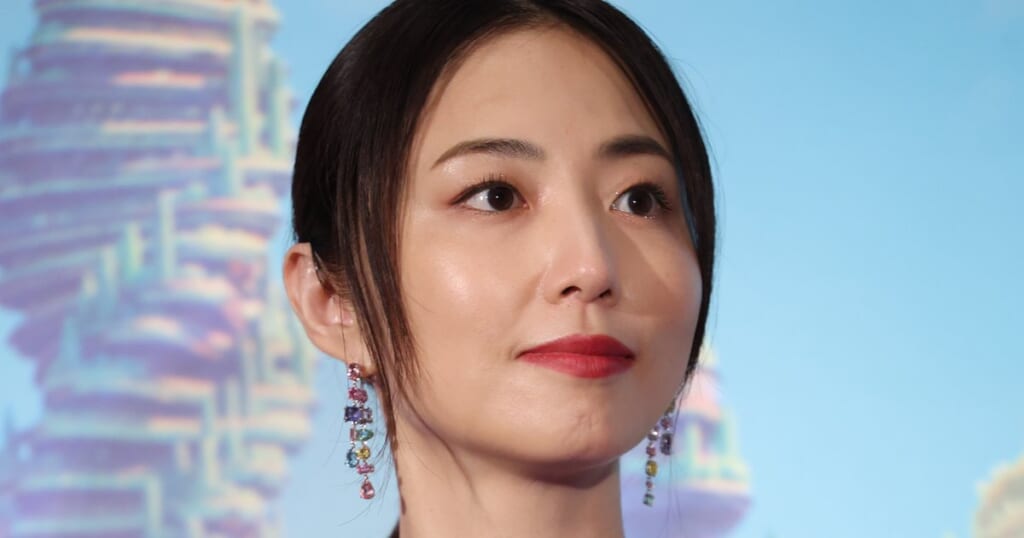 「公開処刑みたい」MEGUMIの集合写真に同情、並んだ女優のスタイル“エグすぎ”問題
