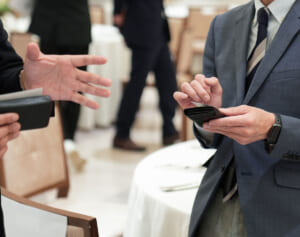 メール1通で内定辞退は非常識？Xで議論勃発「企業もお祈りメール1通で済ますのに」