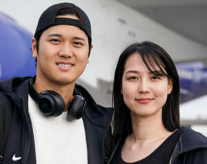 大谷翔平　妻・真美子さんが昨年4月の引退会見で見せていた“意味深反応”【真美子さんと1年の歩み】