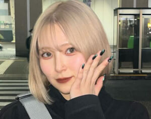 「誰？って感じですよね」人気TikTokerが明かしたヘアカラー後の“悲劇”「目が開かないくらい顔が腫れて…」