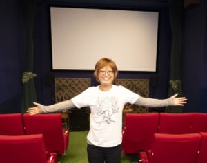 目や耳が不自由な人でも誰でも一緒に楽しめる「日本で唯一のユニバーサルシアター」をつくった女性