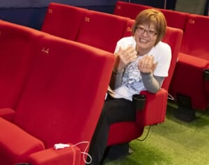 目や耳が不自由な人でも誰でも一緒に楽しめる「日本で唯一のユニバーサルシアター」を誕生させた女性