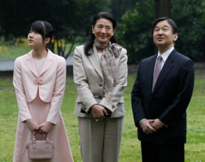 天皇ご一家　人生の節目は桜とともに…お花見アルバム