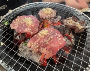 「上タン50人前食べたら激怒された」焼肉食べ放題の利用者による苦言が物議「モラルの問題」「制限しとけ」