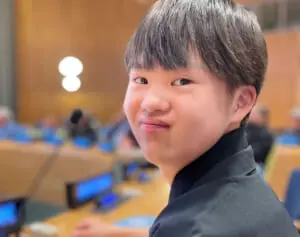 ダウン症俳優・吉田葵（17）がNY国連本部でスピーチ！「英語は初めてだったけど、原稿を見ないで言えました」