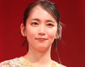 「YUKI OGATAってだれ？」広瀬すず、吉岡里帆が続々着用した「謎の男性」Tシャツにネット騒然…『水ダウ』の企画疑う声も