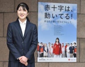 愛子さま　入社式スーツで見せられた雅子さまそっくりな「着こなし術」