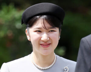 「本当によくお似合い」愛子さま　園遊会から一変！武蔵野陵の参拝で見せられたシックなグレーのロングドレス姿にネット歓喜