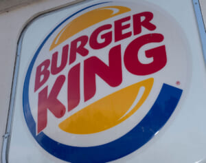 「街の景観を損ねてる」バーガーキング渋谷店の“落書き”風プロモーションに批判続出…同社の見解は？