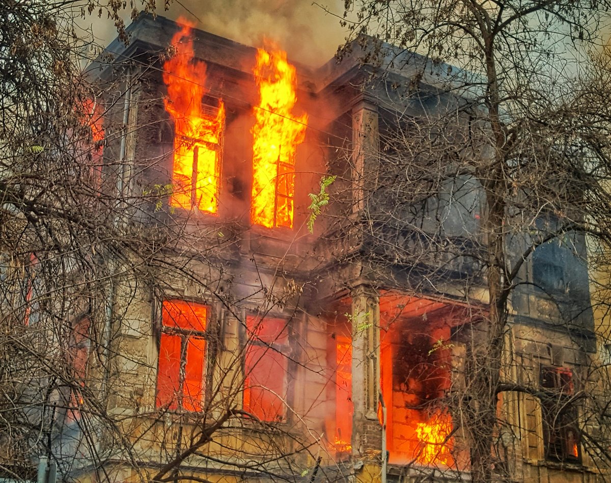 「ママ起きて！」6歳少女、燃える自宅に飛び込み家族全員を救出