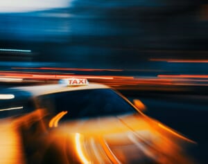 “詐欺師”に操られたタクシーの運転手と客、最悪な結末に